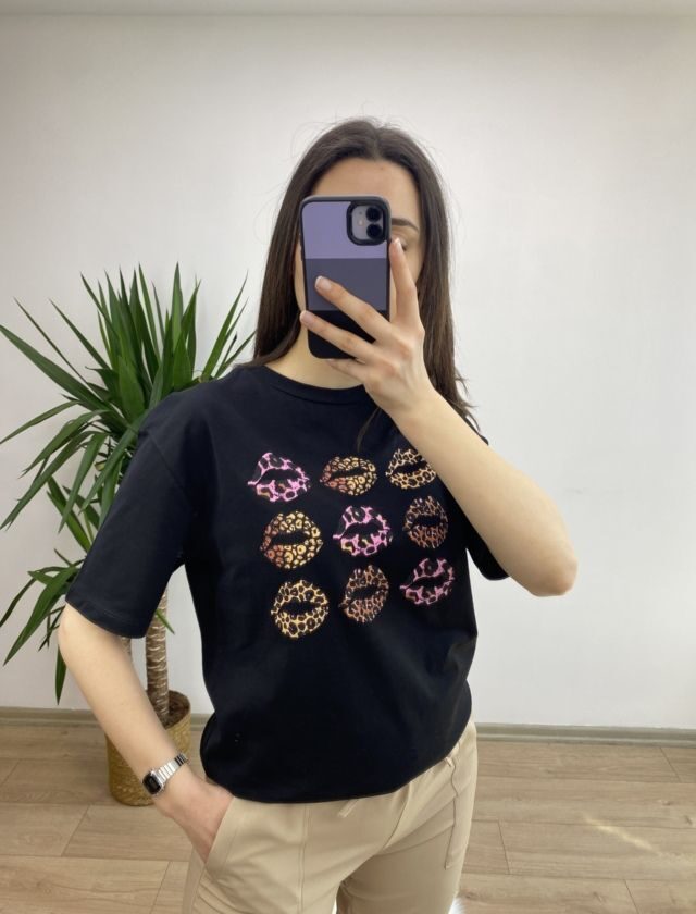 Siyah Öpücük Baskılı Tshirt