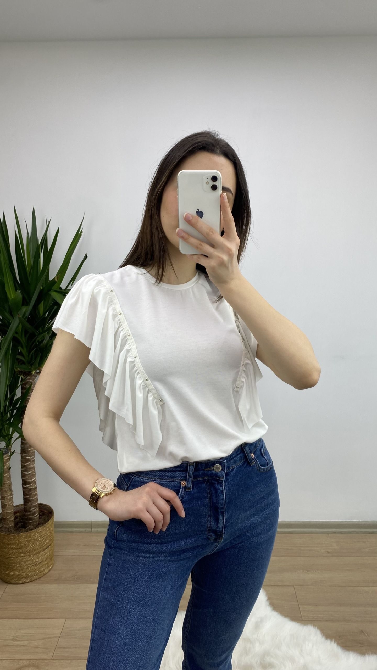 Beyaz Kolları Volanlı Zımbalı Tshirt