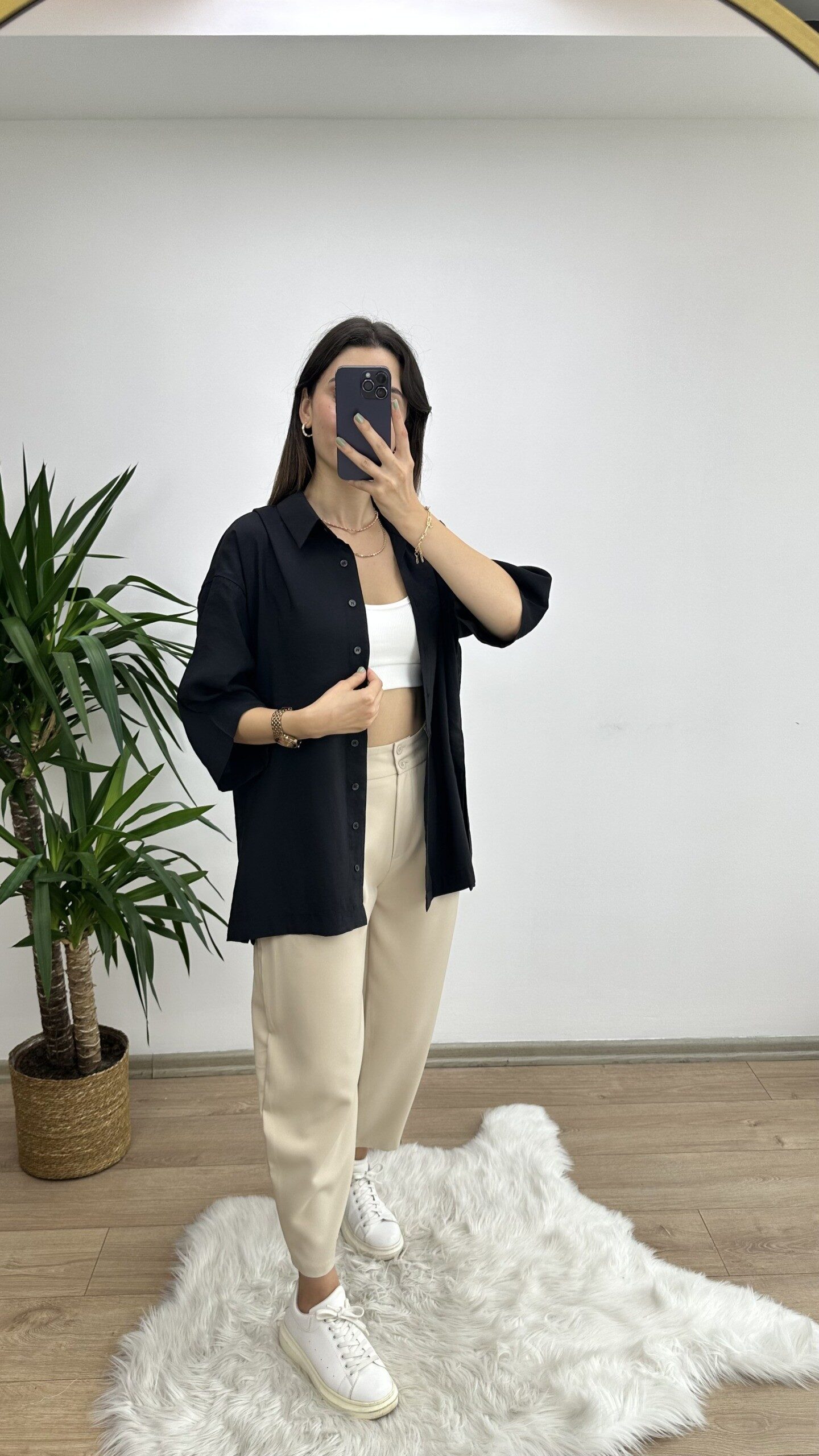 Siyah Yanları Yırtmaçlı Oversize Gömlek - Görsel 4
