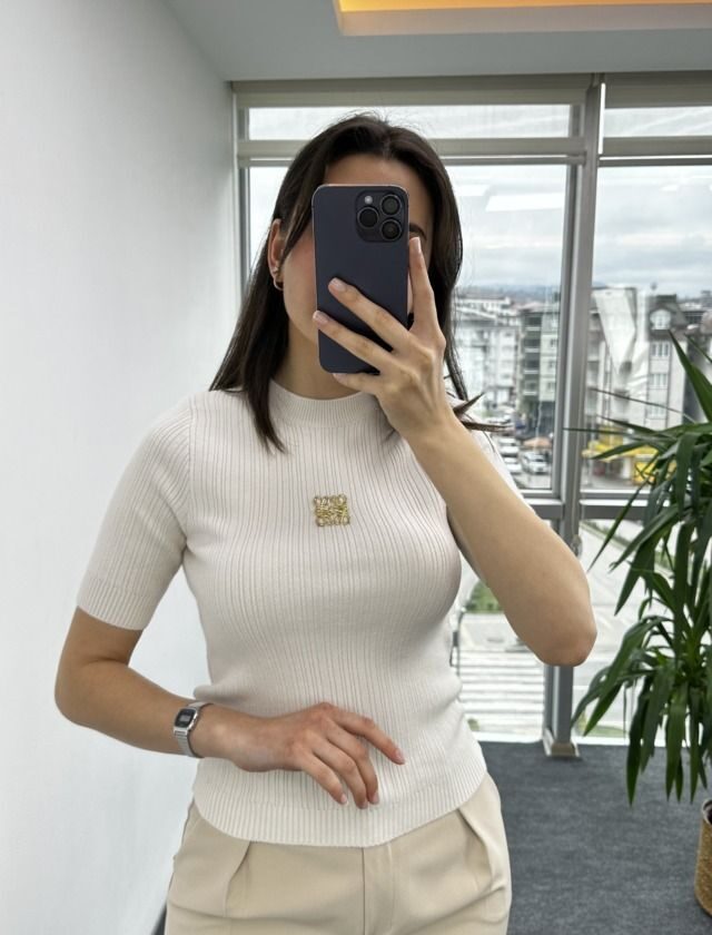 Ekru Marka Model Broşlu Triko
