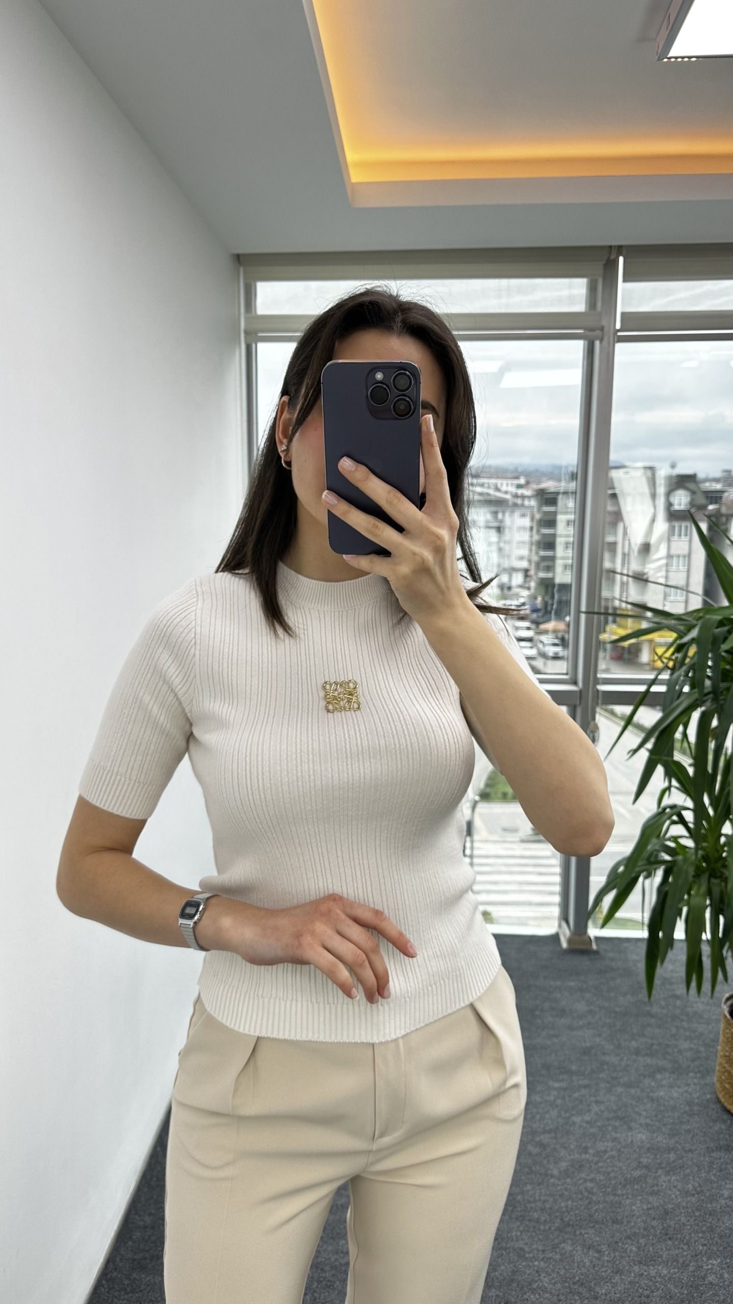 Ekru Marka Model Broşlu Triko - Görsel 2