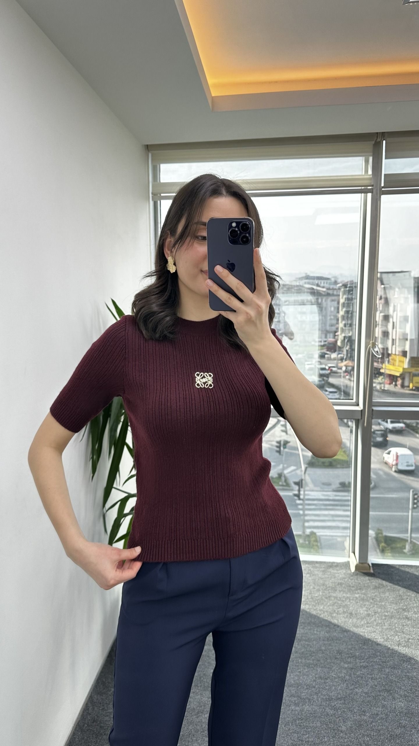 Bordo Marka Model Broşlu Triko - Görsel 2
