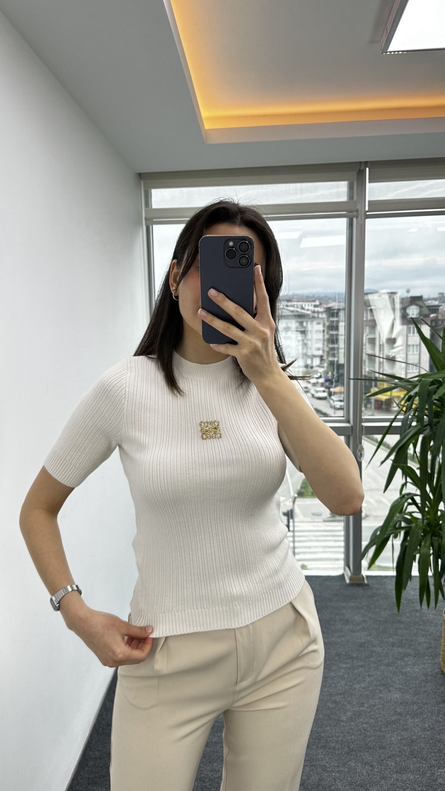 Ekru Marka Model Broşlu Triko - Görsel 3